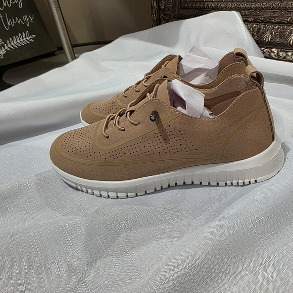 Project Cloud "Daisy" Hand-stitched Leather Sneakers.  Size 8.  NWOT. - Picture 4 of 8